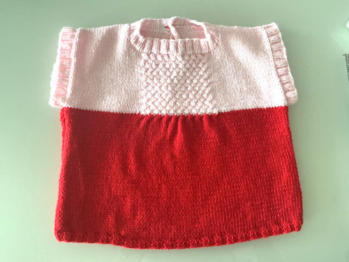 Babykleidchen gestrickt - -,